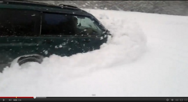 「【動画】普通のクルマでも除雪車に使える? けっしてマネはしないでください」の1枚目の画像