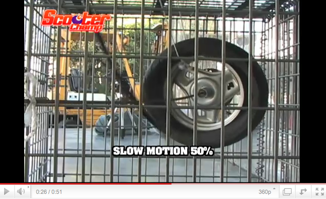 「激ヤバテスト!　スクーターのタイヤは空気圧何キロでバーストするのか実験【動画】」の2枚目の画像