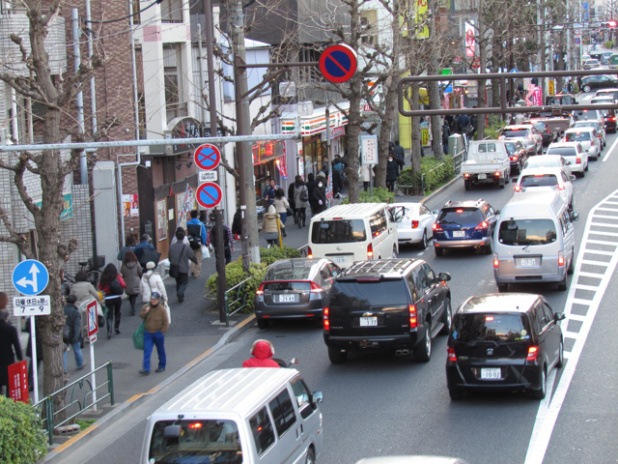 「大地震直後の東京②道路は渋滞し、歩道には多くの人が【緊急ルポ】」の1枚目の画像