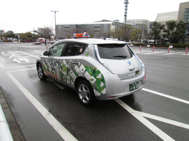 「【大阪オートメッセ2011】世界初(だと思う)日産リーフのタクシーが走り出す瞬間の映像」の2枚目の画像
