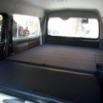 ハイエースの車中泊仕様「モデリスタMRT」にオプションのベッドキット装着車に乗ってみました。 - ハイエースIMG_9748