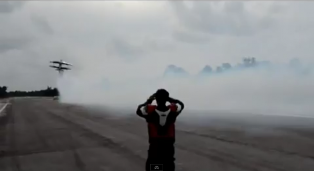 「ランボルギーニの真上で、プロペラ機が垂直空中ドリフト！【動画】」の2枚目の画像