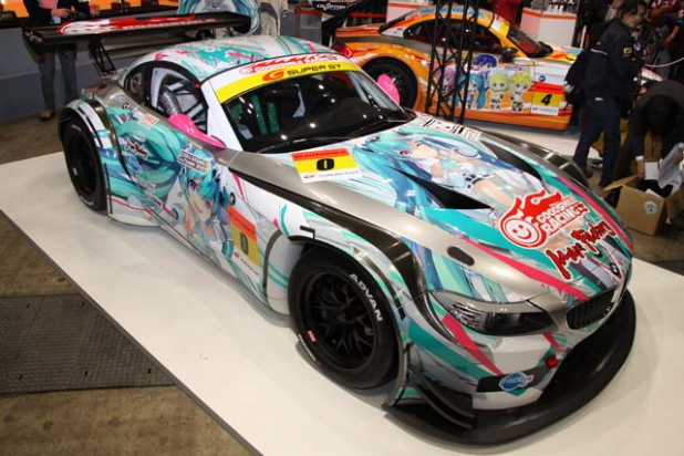 「初音ミクBMWは2台体制、同じ仕様のマシンのはずが・・・【グッドスマイルレーシング スーパーGT参戦発表】」の1枚目の画像