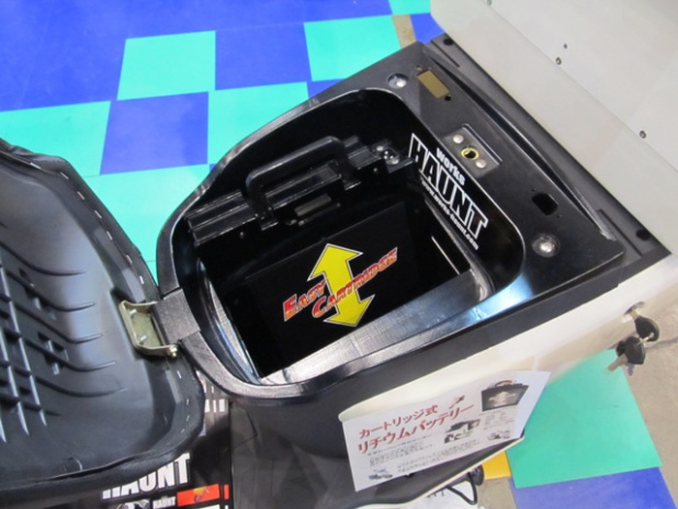 「カートリッジ式電池を使う電動スクーターがこっそりデビュー【東京オートサロン2012】」の4枚目の画像