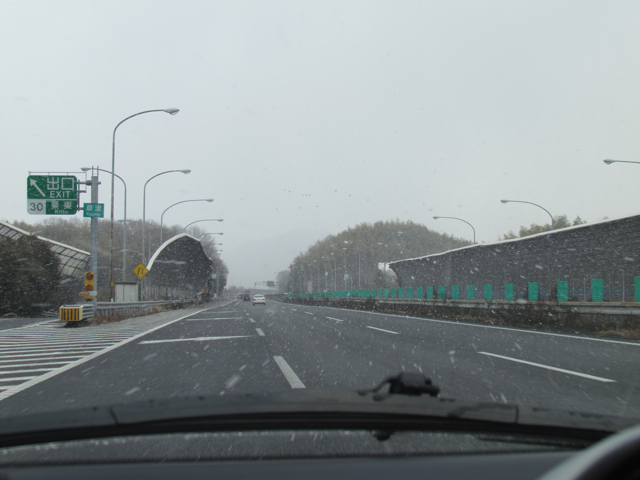 「【東京-大阪i-MiEVで航続距離に挑戦】なんと、吹雪です。大丈夫でしょうか？」の1枚目の画像