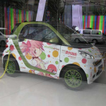 「まどか☆マギカ×EVスマート 文化庁メディア芸術祭大賞受賞のラッピングカー」の1枚目の画像ギャラリーへのリンク