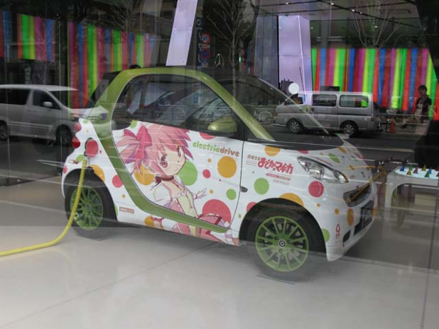 「まどか☆マギカ×EVスマート 文化庁メディア芸術祭大賞受賞のラッピングカー」の1枚目の画像