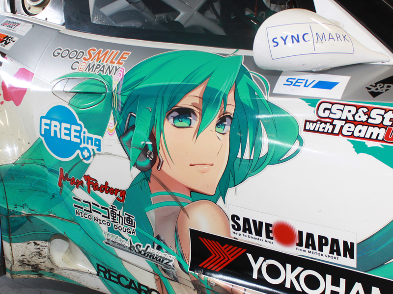 ドアにしっかりタイヤの跡が しかしミクさんの顔は無傷 画像 接触してもキャラは無事 の都市伝説は生きていた 痛車スーパーgt11富士 Clicccar Com