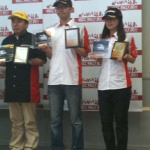 高崎くす子、MSCC福島ラリーを3位で表彰台ゲット！【痛車　全日本ラリー　2011】 - 3位で表彰されるCUSCOジュニアラリーチーム　明治選手、漆戸選手