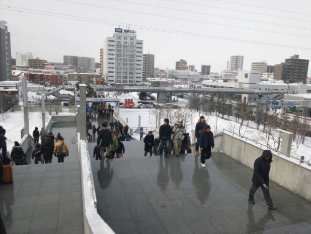 「札幌ドームは大盛況！なんと入場２時間待ち!!【札幌モーターショー2012】」の1枚目の画像