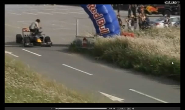 「レッドブルF1マシンにスタッフが轢かれた瞬間映像!」の1枚目の画像