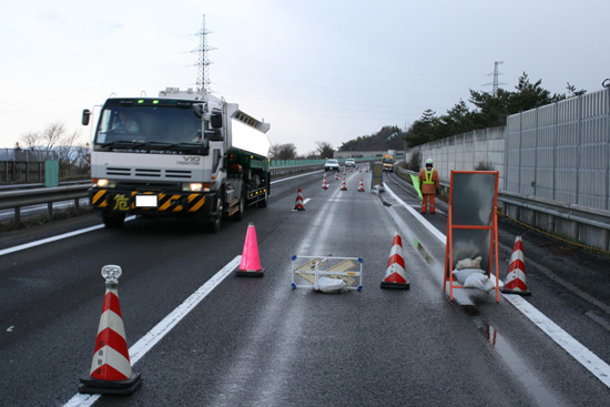 「東北道、大型車は全線開通です。【東北関東大震災】」の1枚目の画像