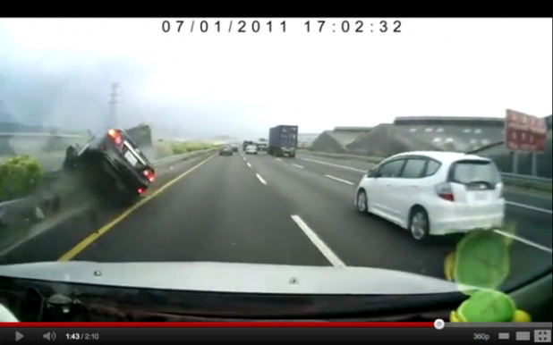 「【衝撃映像】高速道路でのゼッタイ避けられない恐怖のアクシデント」の1枚目の画像