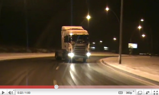 「凍結路で鮮やかなドリフトを決めるトラックの超絶映像【動画】」の1枚目の画像