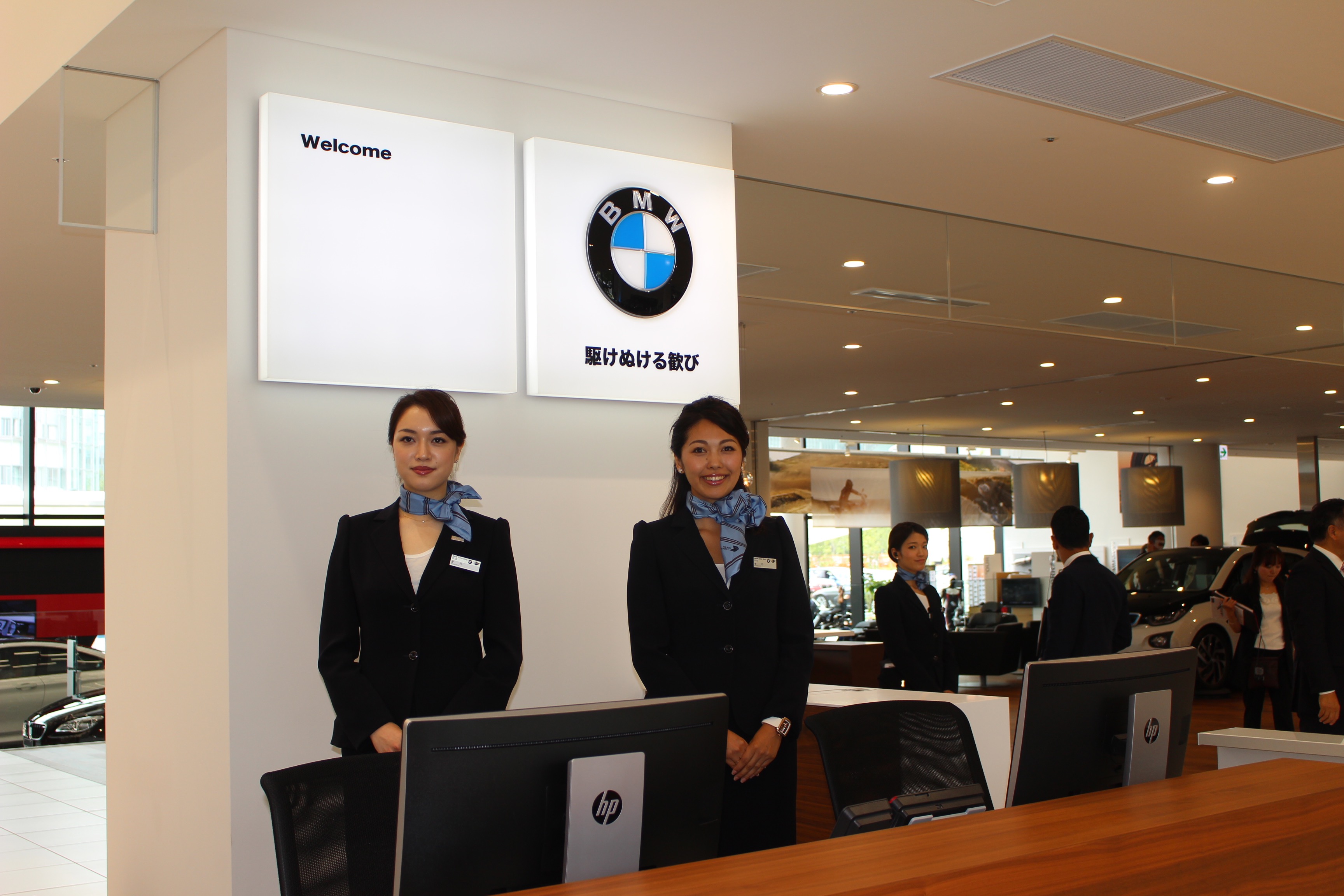 BMW世界初の大規模ショールーム「BMW GROUP Tokyo Bay」100台の試乗車、50台の展示車でオープン ｜ BMW_GROUP