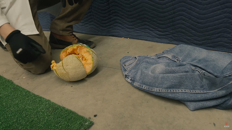 徹底テストふたたび 普通のジーパンとバイク用ジーパンはなにが違う 打ったり削ったり裂いたり検証した動画 Clicccar Com