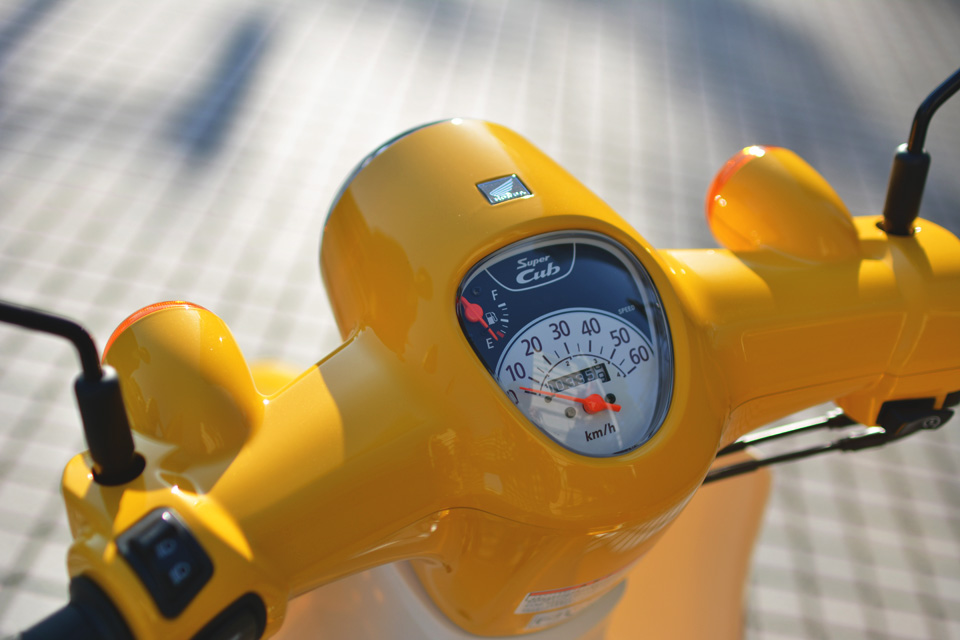 まるで 小さな怪獣 ホンダ スーパーカブ50って こんなおしゃれで楽しかったっけ Clicccar Com