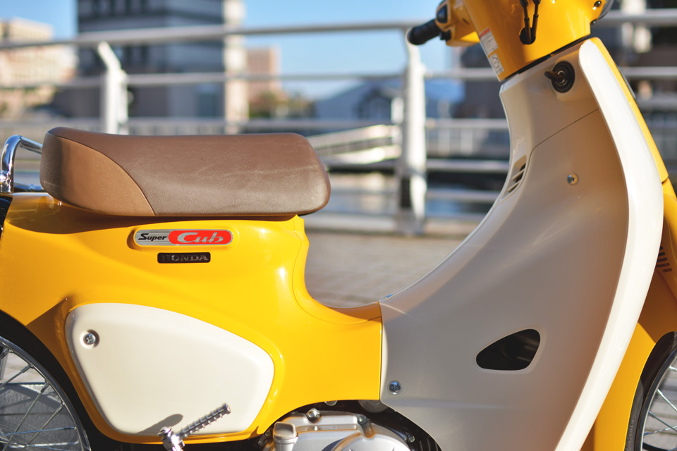 まるで 小さな怪獣 ホンダ スーパーカブ50って こんなおしゃれで楽しかったっけ Clicccar Com