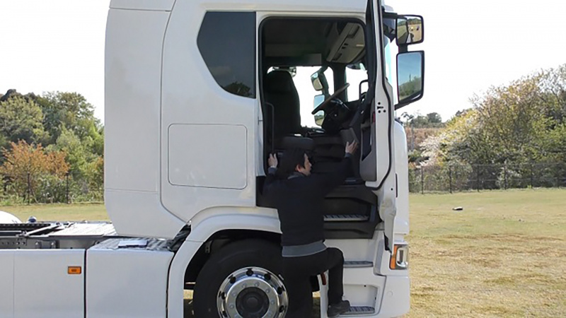 大型トラックの乗り込みは大変 北欧スカニア社製モデル R450は ひと工夫 で楽にしてます Clicccar Com
