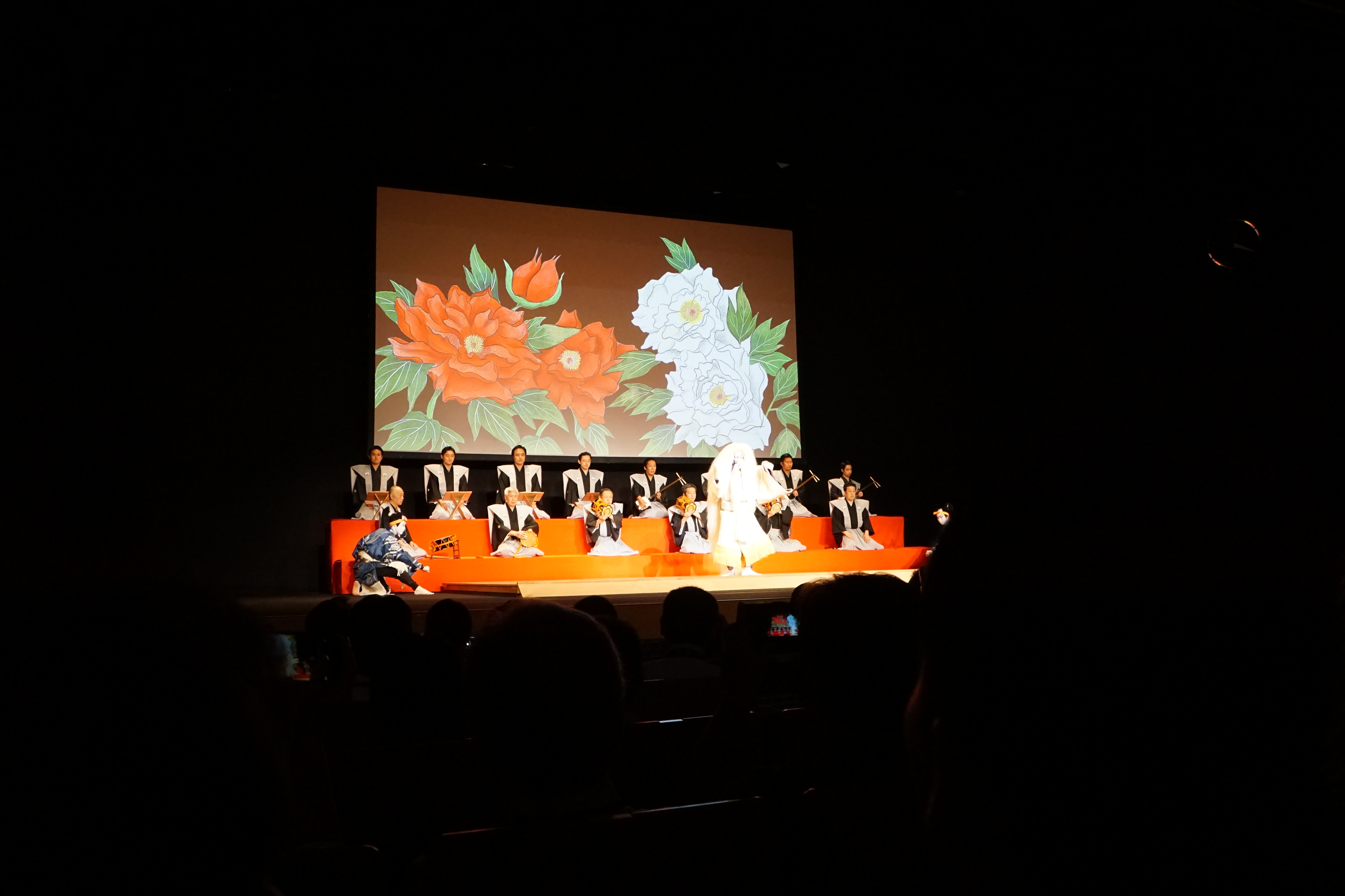 発表会は新橋演舞場 新型cクラスと歌舞伎の意外な共通点とは Clicccar Com