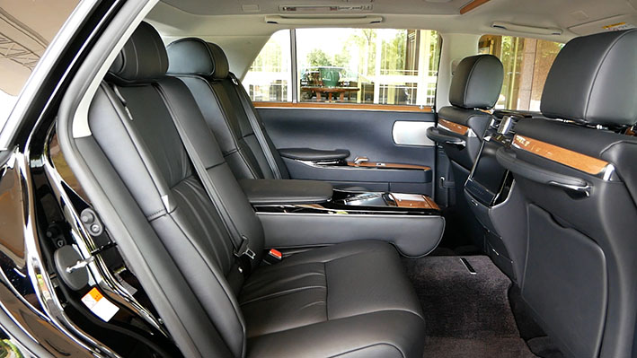 新型トヨタ センチュリーの後席は驚異の座り心地 お値段00万円未満は安い Clicccar Com