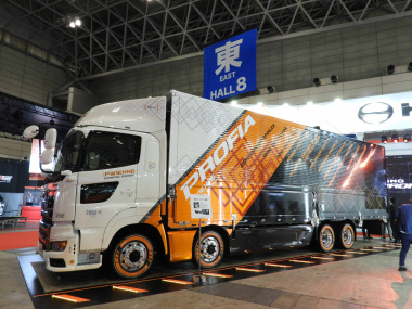 東京オートサロン19 日野自動車はガンダムのデザイナーとコラボ トラックをモビルスーツ風に Clicccar Com