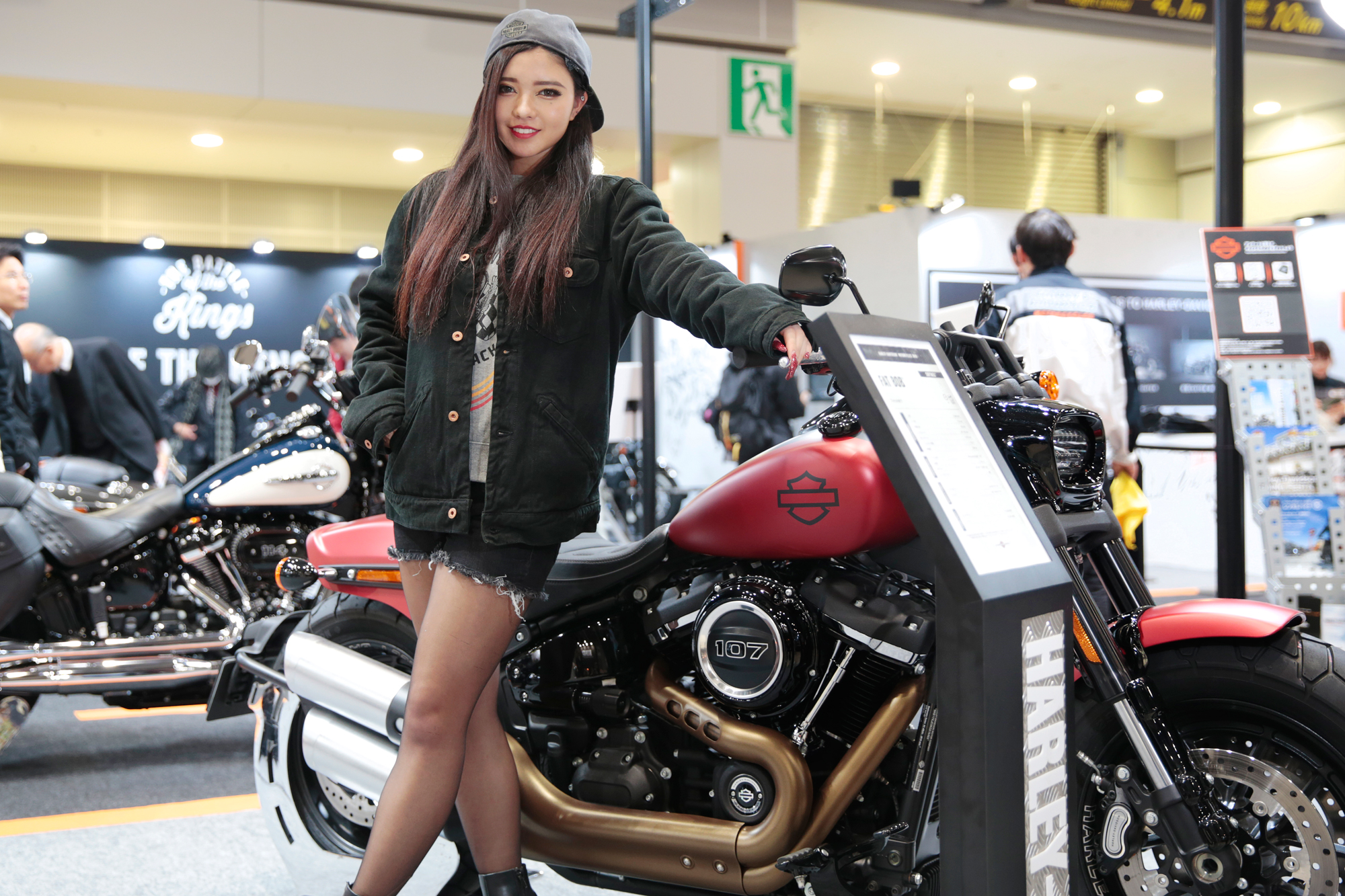 ハーレーダビッドソンの似合うクール美女【東京モータサイクルショー