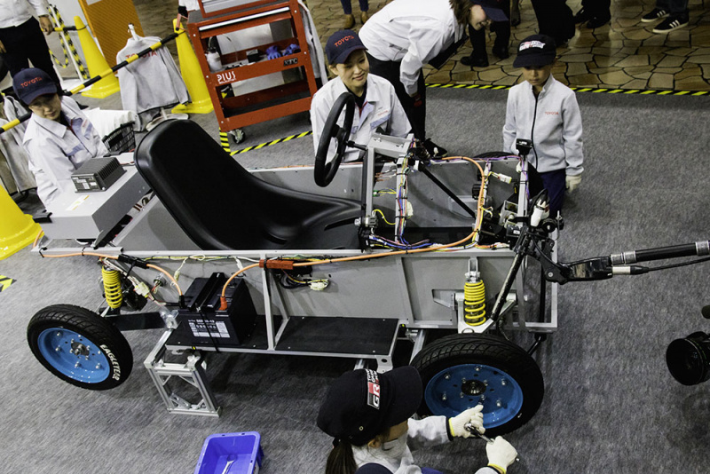 アウトオブキッザニアのトヨタブースで電気自動車の組み立てに挑戦 東京モーターショー2019 Clicccar Com