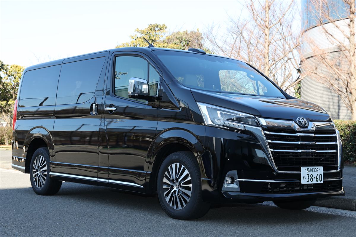 トヨタのでっかい高級ワゴン グランエース は広過ぎキャビンがスゴイ 霧島聖子さんと室内をチェック トヨタグランエース試乗記 Clicccar Com