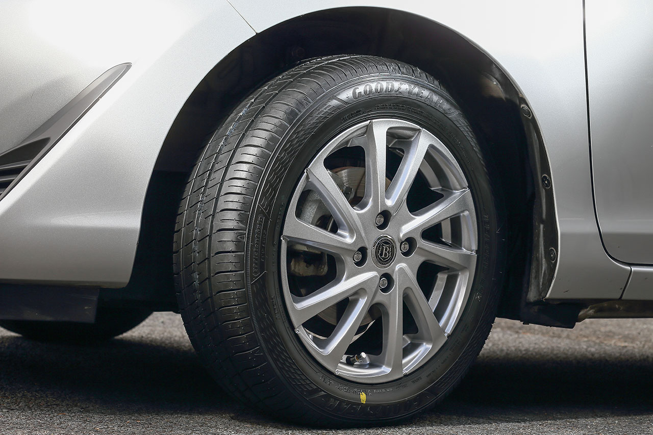 お値打ち品の-新品タイヤ グッドイヤー エフィシェントグリップ EfficientGrip ECO EG02 18•5/55R16 83V 低燃費 日• 本製 夏 即決 4本の場合送料込￥57