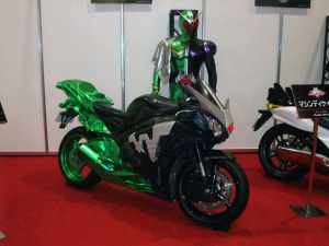3代揃い踏み 恒例の仮面ライダーブースは超豪華競演 東京モーターサイクルショー12 Clicccar Com